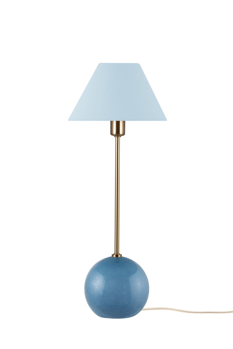 Iris 50cm Blå bordlampe Fra Globen Lighting - V&aelig;r oppmerksom p&aring; at luftboblene i glasset varierer i st&oslash;rrelse og skaper et unikt m&oslash;nster for hver lampe, og det er derfor lampen du mottar kan avvike noe fra bildene.