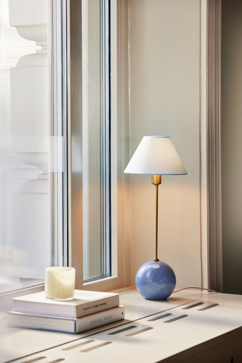 Iris 50cm Blå bordlampe Fra Globen Lighting - V&aelig;r oppmerksom p&aring; at luftboblene i glasset varierer i st&oslash;rrelse og skaper et unikt m&oslash;nster for hver lampe, og det er derfor lampen du mottar kan avvike noe fra bildene.
