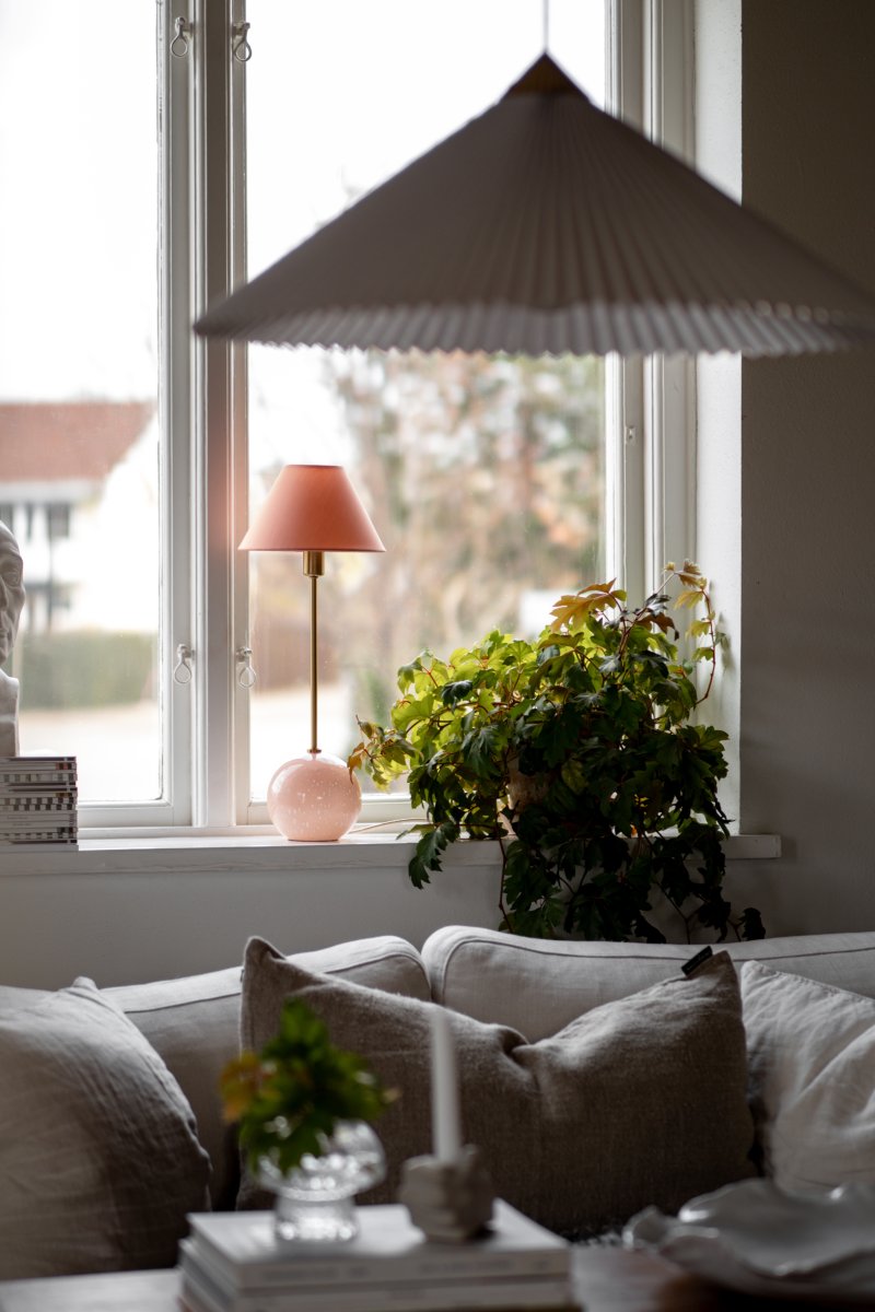 Iris 50cm Rosa bordlampe Fra Globen Lighting - V&aelig;r oppmerksom p&aring; at luftboblene i glasset varierer i st&oslash;rrelse og skaper et unikt m&oslash;nster for hver lampe, og det er derfor lampen du mottar kan avvike noe fra bildene.