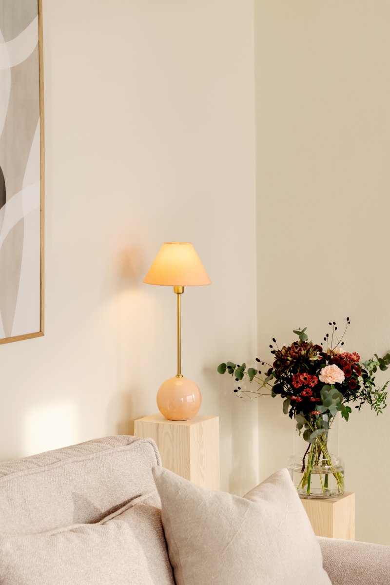 Iris 50cm Rosa bordlampe Fra Globen Lighting - V&aelig;r oppmerksom p&aring; at luftboblene i glasset varierer i st&oslash;rrelse og skaper et unikt m&oslash;nster for hver lampe, og det er derfor lampen du mottar kan avvike noe fra bildene.