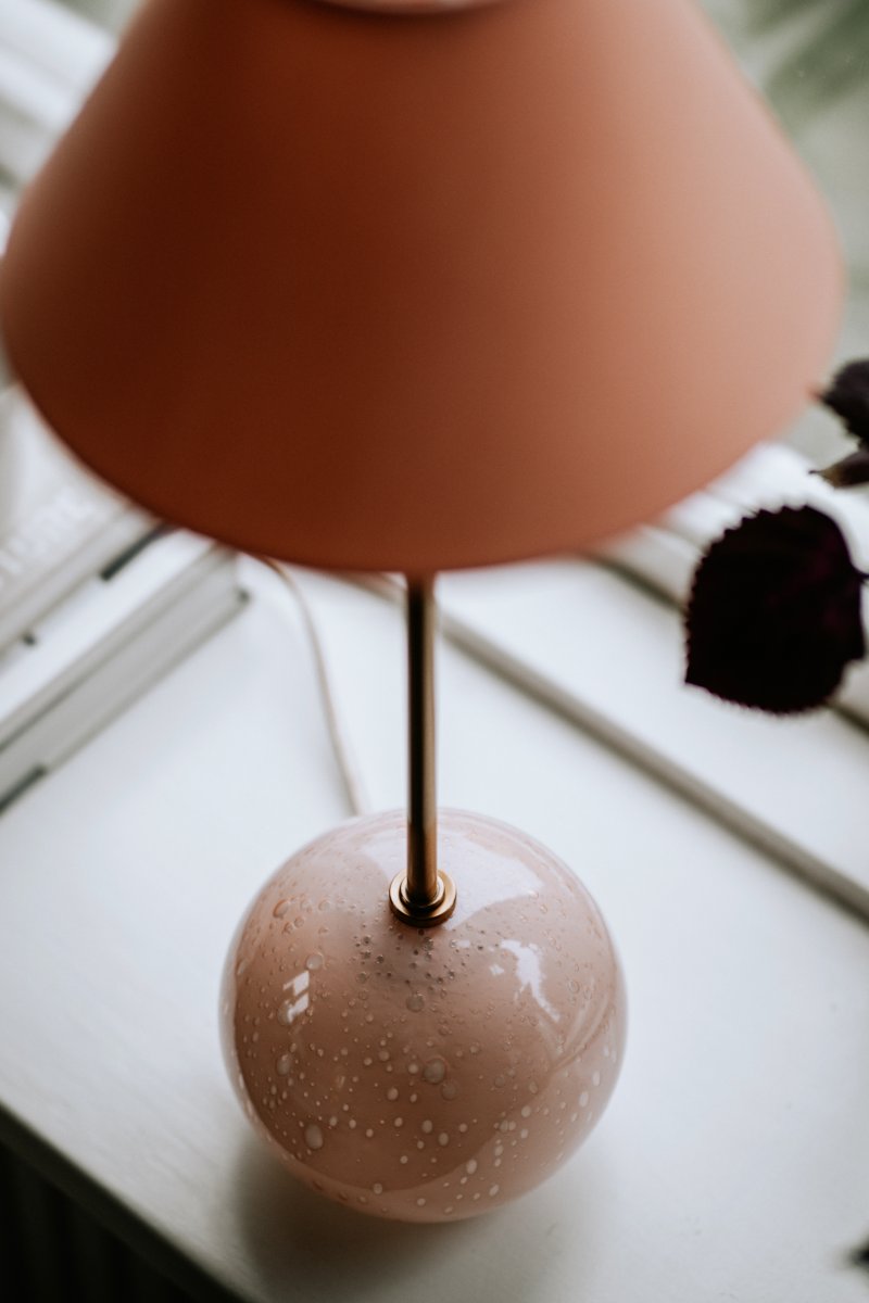 Iris 50cm Rosa bordlampe Fra Globen Lighting - V&aelig;r oppmerksom p&aring; at luftboblene i glasset varierer i st&oslash;rrelse og skaper et unikt m&oslash;nster for hver lampe, og det er derfor lampen du mottar kan avvike noe fra bildene.