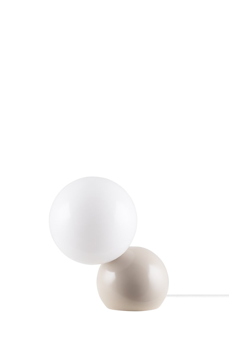 Ripley 17cm Beige bordlampe Fra Globen Lighting - Ripley med sitt moderne og lekne uttrykk passer perfekt inn i et moderne interi&oslash;r.