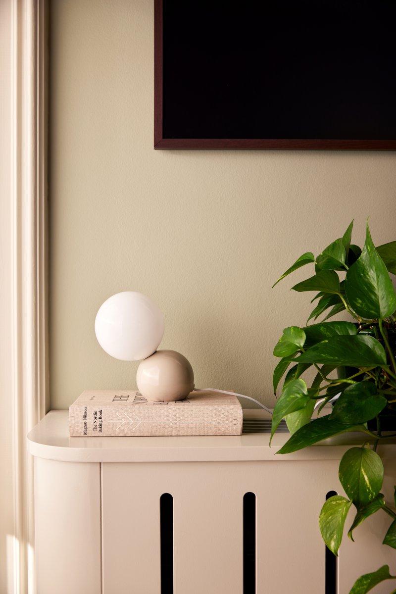 Ripley 17cm Beige bordlampe Fra Globen Lighting - Ripley med sitt moderne og lekne uttrykk passer perfekt inn i et moderne interi&oslash;r.