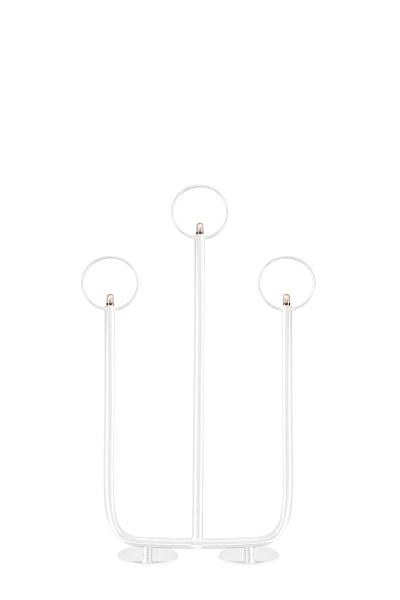 Natale Hvit Fra Globen Lighting - Lampen er laget av hvitt pulverlakkert metall og leveres komplett med lyskilder, en 200 cm lang sort kabel med sort bryter, transformator og støpsel.