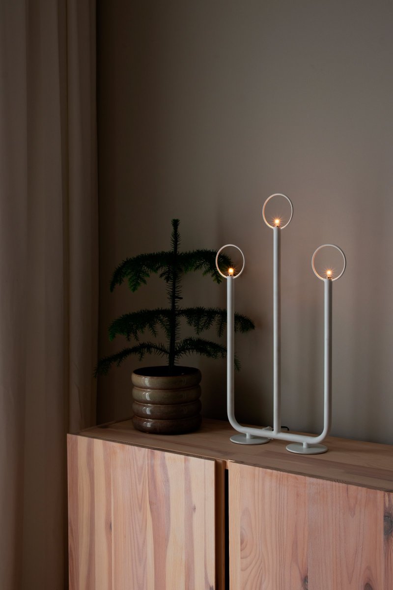 Natale Hvit Fra Globen Lighting - Lampen er laget av hvitt pulverlakkert metall og leveres komplett med lyskilder, en 200 cm lang sort kabel med sort bryter, transformator og støpsel.