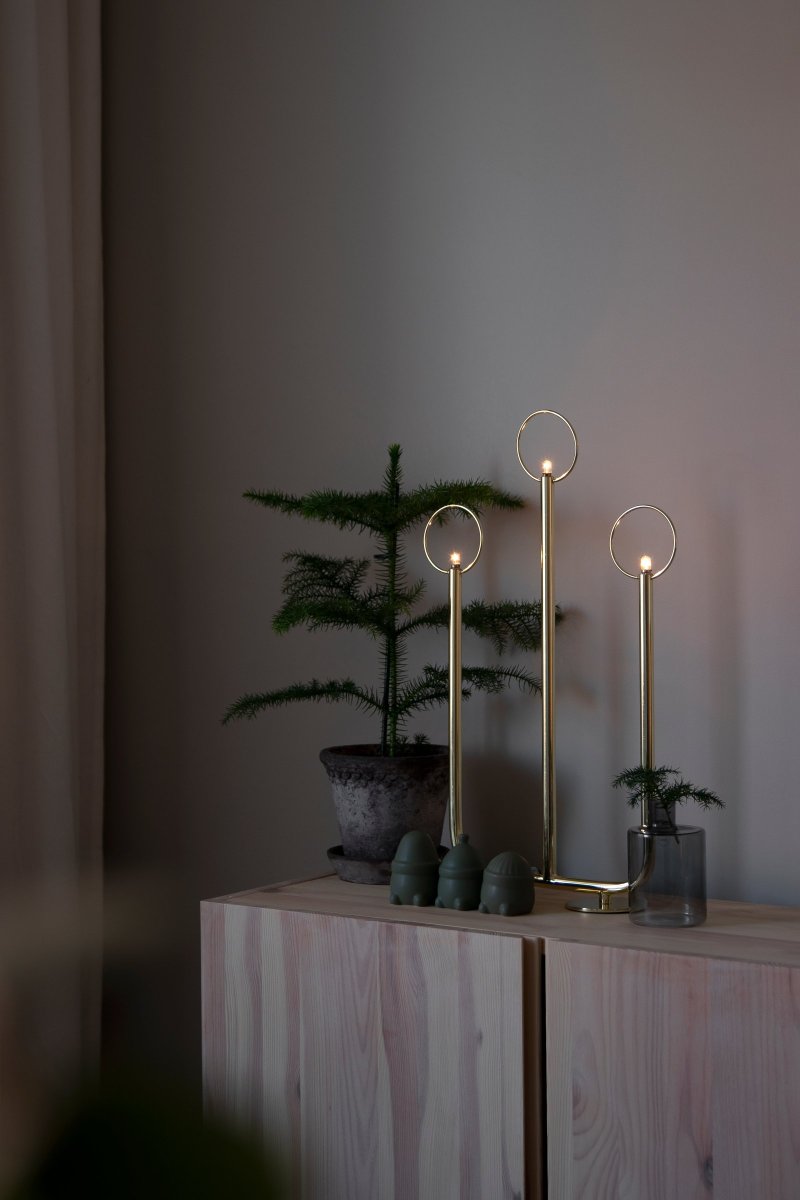 Natale Messing Fra Globen Lighting - Lampen er laget av messingfarget metall og leveres komplett med lyspærer, en 200 cm lang sort kabel med sort bryter, transformator og støpsel.