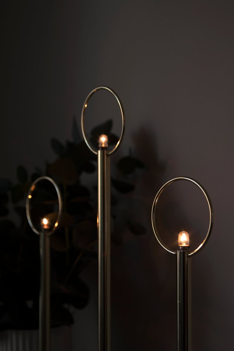 Natale Messing Fra Globen Lighting - Lampen er laget av messingfarget metall og leveres komplett med lyspærer, en 200 cm lang sort kabel med sort bryter, transformator og støpsel.