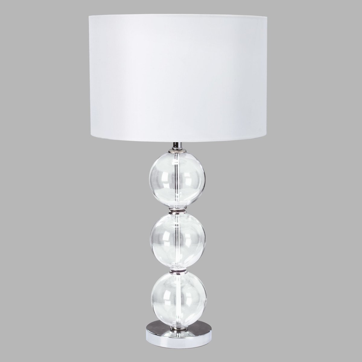 Bliss 58cm Krom bordlampe Fra Searchlight - Denne stilige bordlampen kombinerer et sofistikert design med tre klare glasskuler stablet på&aring; hverandre, noe som skaper et luksuriøst og luftig uttrykk.