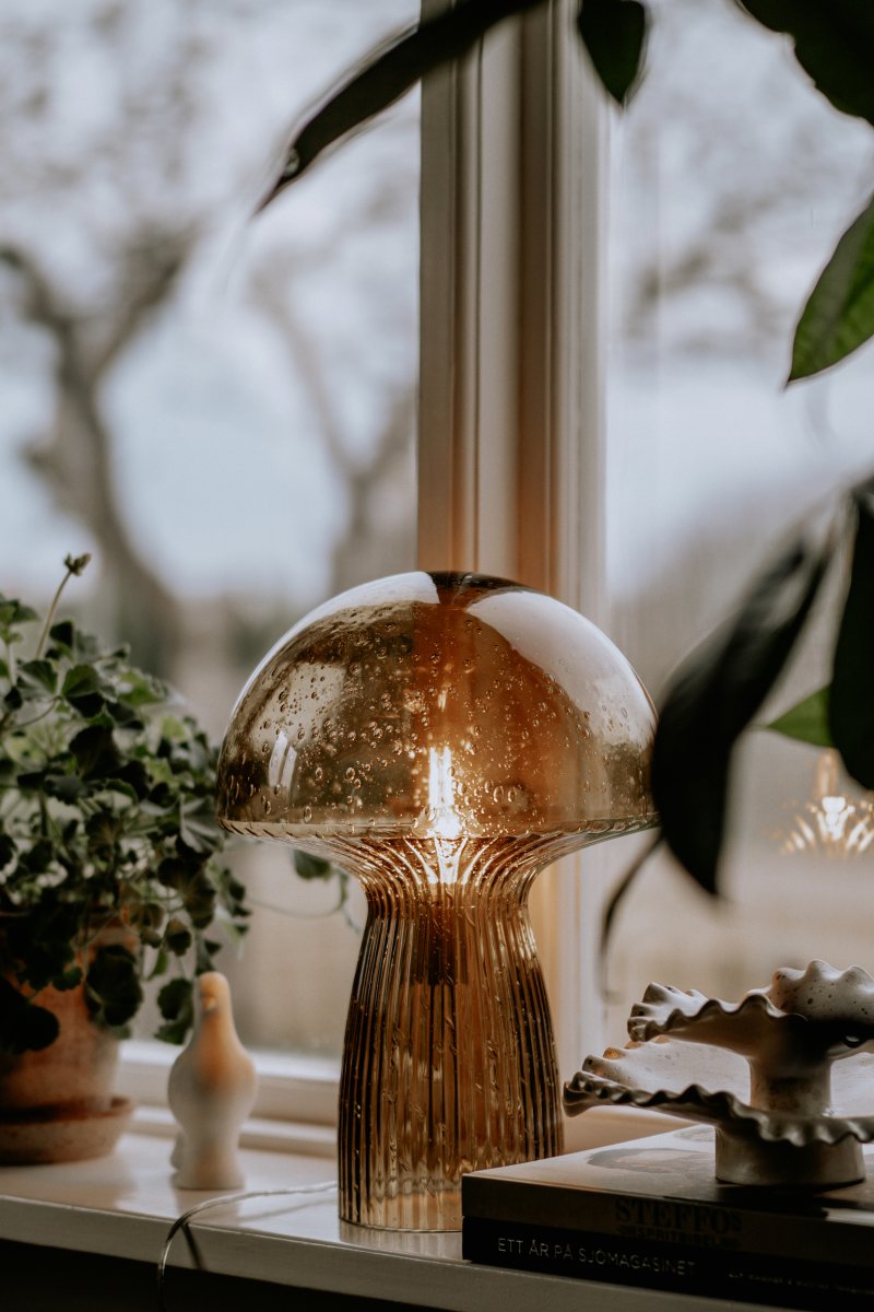 Fungo 42cm Brun bordlampe Fra Globen Lighting - Hver lampe er munnbl&aring;st og unik, noe som betyr at variasjoner i farge, glasstykkelse og antall bobler forekommer.