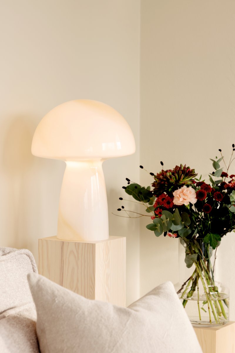 Fungo Swirl 42cm Beige bordlampe Fra Globen Lighting - Hver lampe er munnbl&aring;st og unik, noe som betyr at variasjoner i farge, glasstykkelse og m&oslash;nster forekommer.