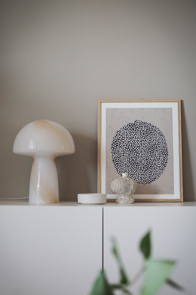 Fungo Swirl 42cm Beige bordlampe Fra Globen Lighting - Hver lampe er munnbl&aring;st og unik, noe som betyr at variasjoner i farge, glasstykkelse og m&oslash;nster forekommer.