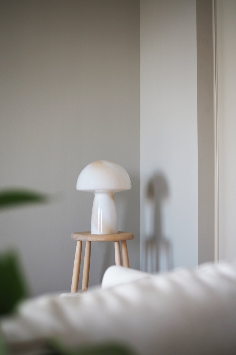 Fungo Swirl 42cm Beige bordlampe Fra Globen Lighting - Hver lampe er munnbl&aring;st og unik, noe som betyr at variasjoner i farge, glasstykkelse og m&oslash;nster forekommer.
