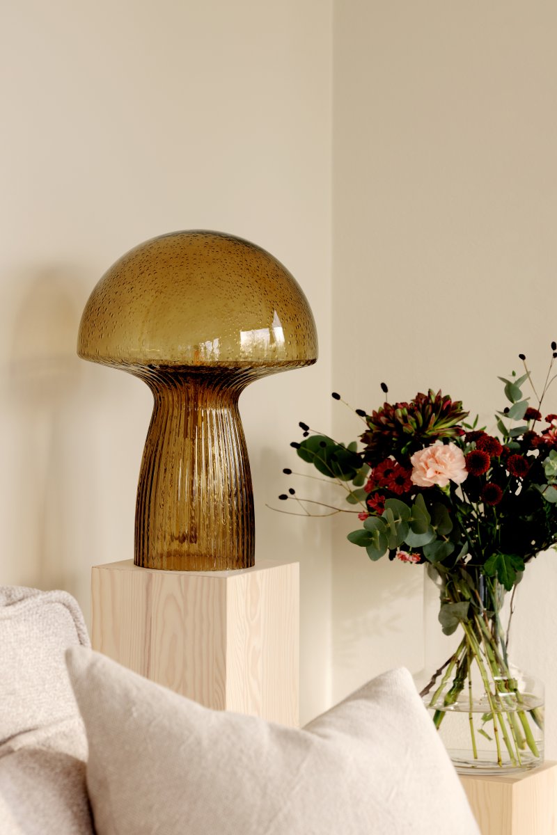 Fungo 42cm Brun bordlampe Fra Globen Lighting - Hver lampe er munnbl&aring;st og unik, noe som betyr at variasjoner i farge, glasstykkelse og antall bobler forekommer.