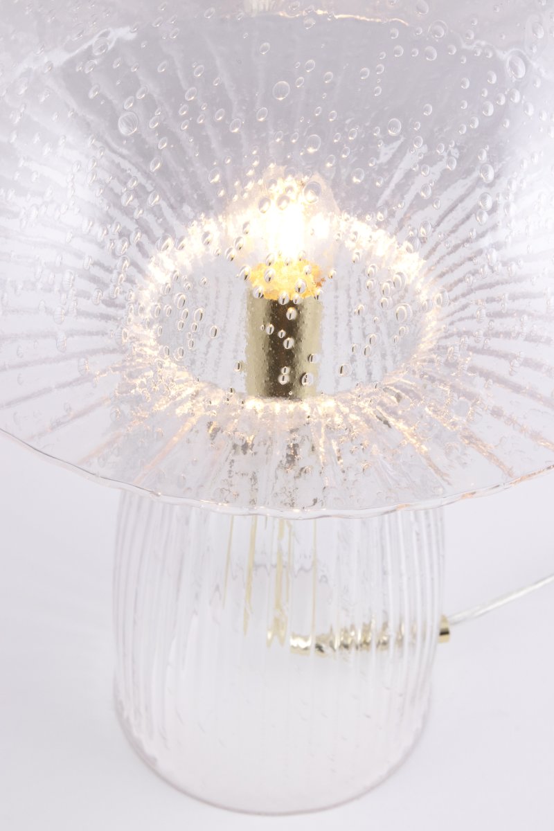 Fungo 42cm Gjennomsiktig bordlampe Fra Globen Lighting - Hver lampe er munnblåst og unik, noe som betyr at variasjoner i farge, glasstykkelse og antall bobler forekommer.