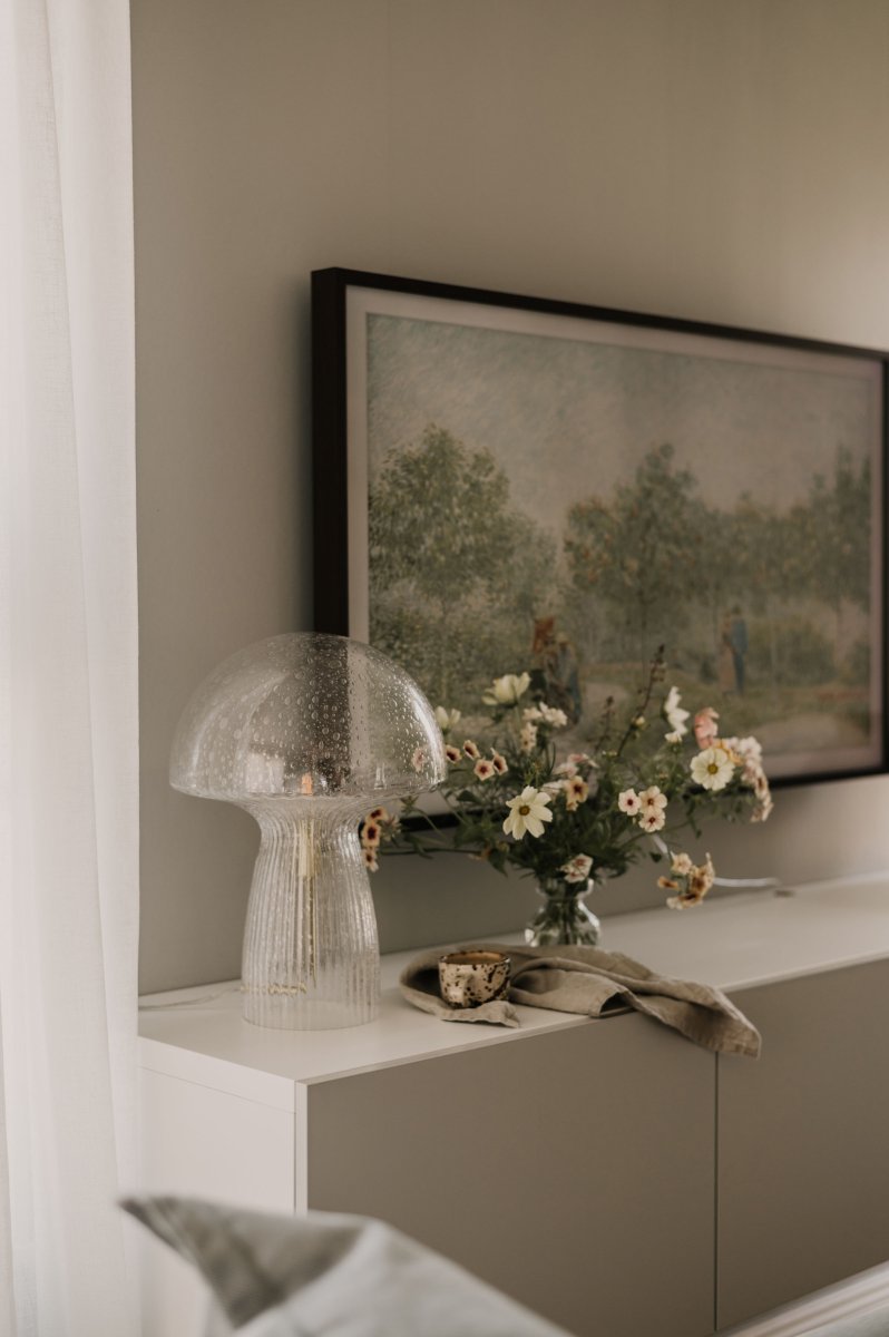 Fungo 42cm Gjennomsiktig bordlampe Fra Globen Lighting - Hver lampe er munnblåst og unik, noe som betyr at variasjoner i farge, glasstykkelse og antall bobler forekommer.