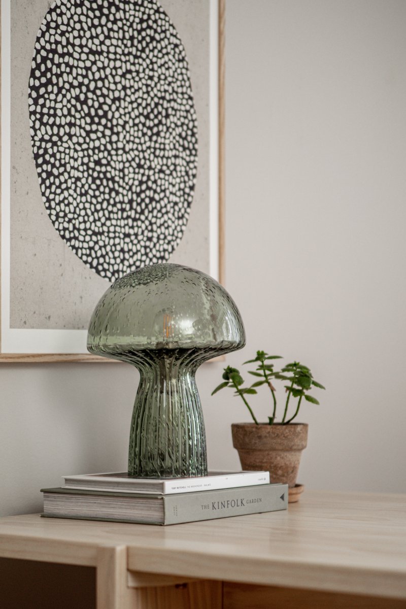 Fungo 30cm Grønn bordlampe Fra Globen Lighting - Hver lampe er munnbl&aring;st og unik, noe som betyr at variasjoner i farge, glasstykkelse og antall bobler forekommer.