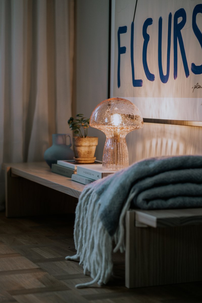 Fungo 30cm Rosa bordlampe Fra Globen Lighting - Hver lampe er munnbl&aring;st og unik, noe som betyr at variasjoner i farge, glasstykkelse og antall bobler forekommer.