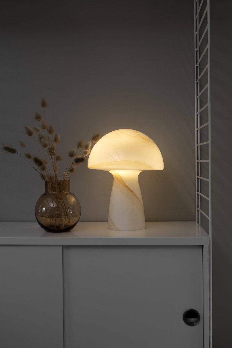 Fungo Swirl 30cm Beige bordlampe Fra Globen Lighting - Hver lampe er munnblåst og unik, noe som betyr at variasjoner i farge, glasstykkelse og mønster forekommer.