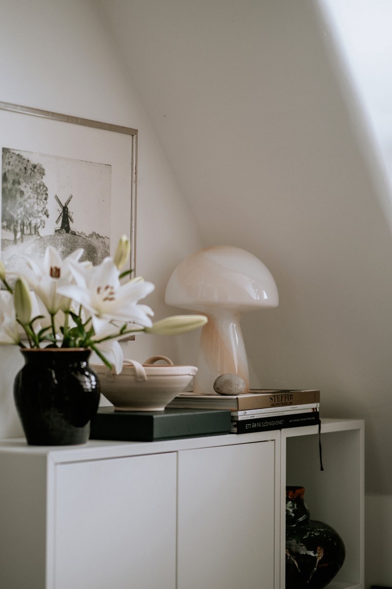 Fungo Swirl 30cm Beige bordlampe Fra Globen Lighting - Hver lampe er munnblåst og unik, noe som betyr at variasjoner i farge, glasstykkelse og mønster forekommer.