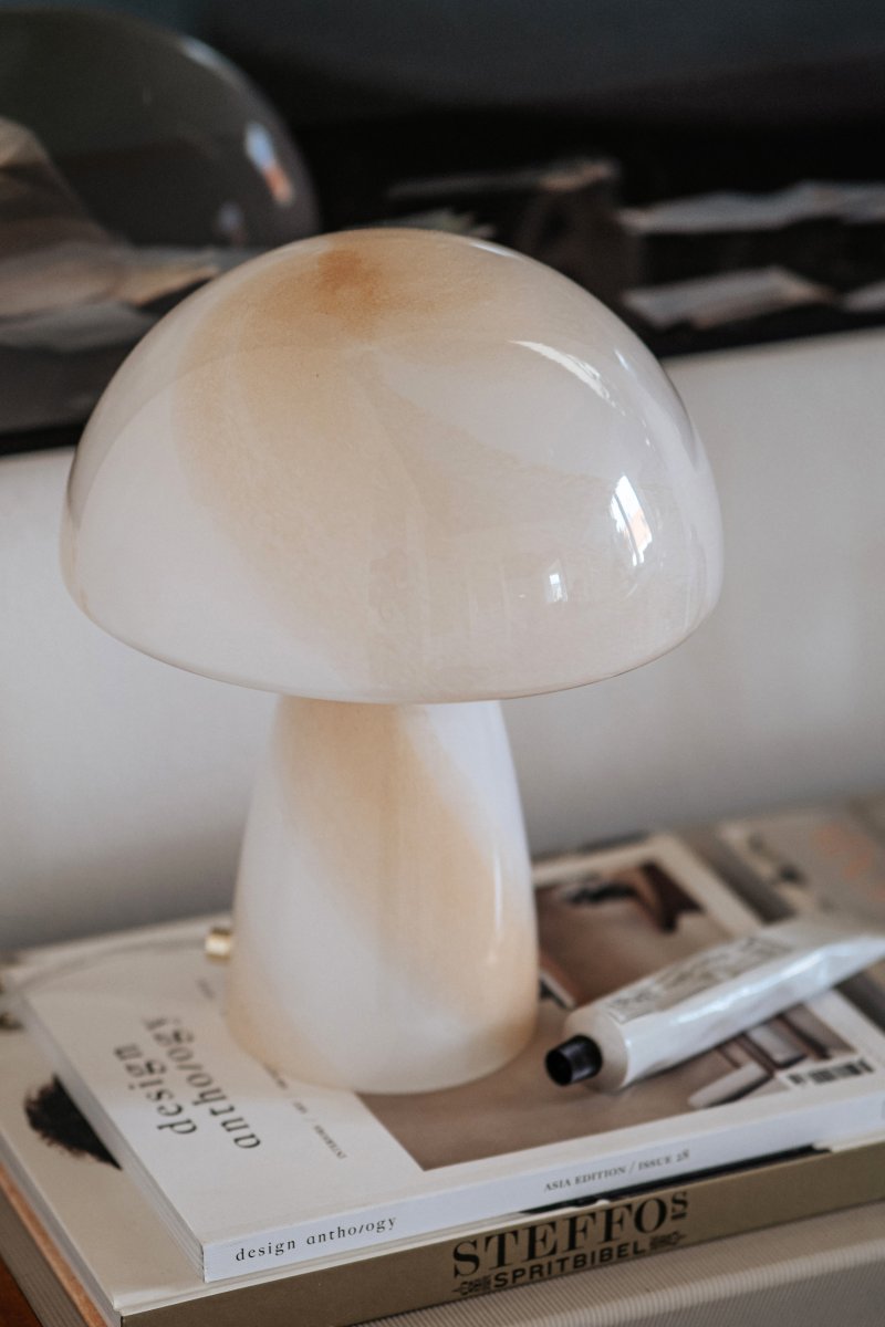 Fungo Swirl 30cm Beige bordlampe Fra Globen Lighting - Hver lampe er munnblåst og unik, noe som betyr at variasjoner i farge, glasstykkelse og mønster forekommer.
