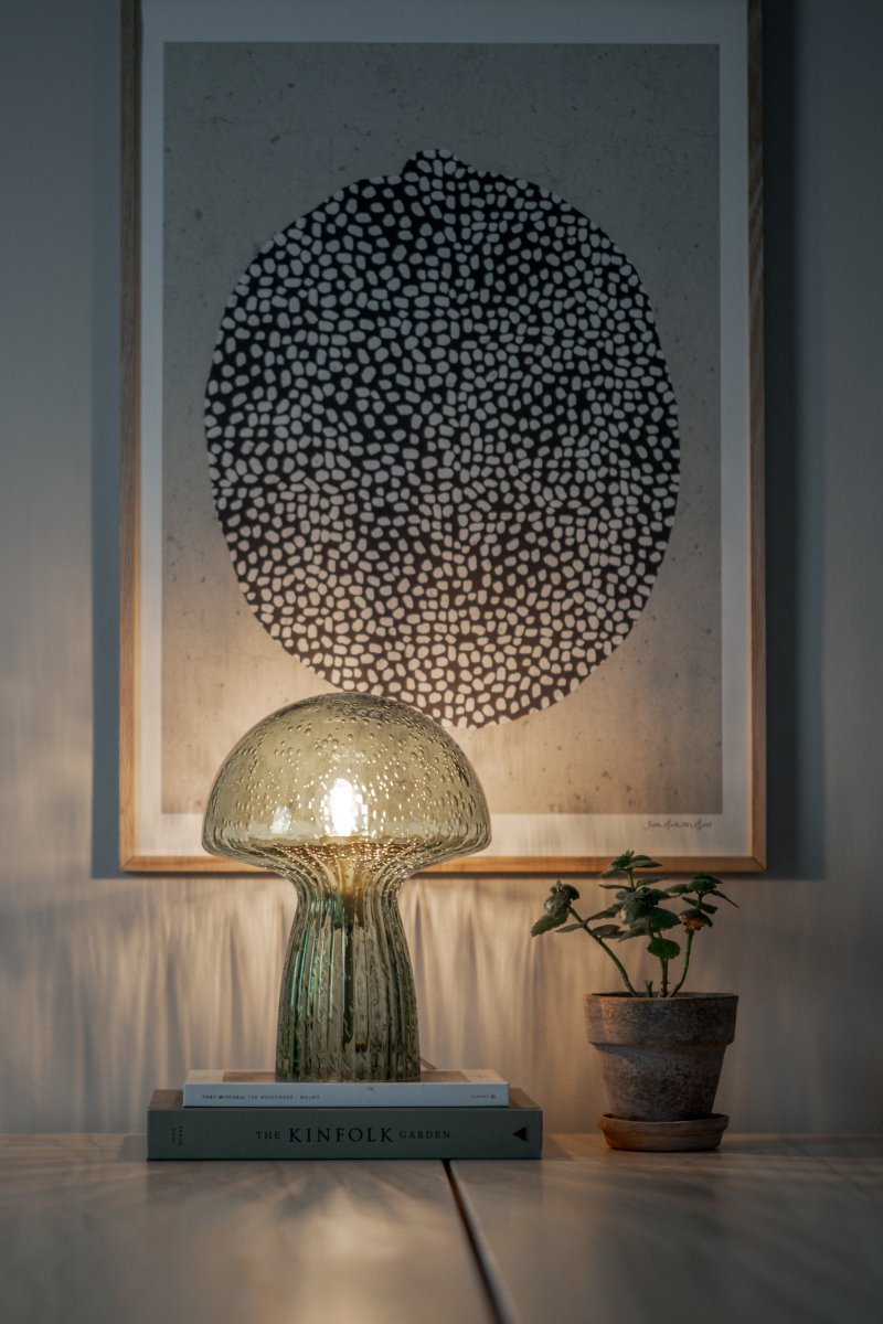 Fungo 30cm Grønn bordlampe Fra Globen Lighting - Hver lampe er munnbl&aring;st og unik, noe som betyr at variasjoner i farge, glasstykkelse og antall bobler forekommer.
