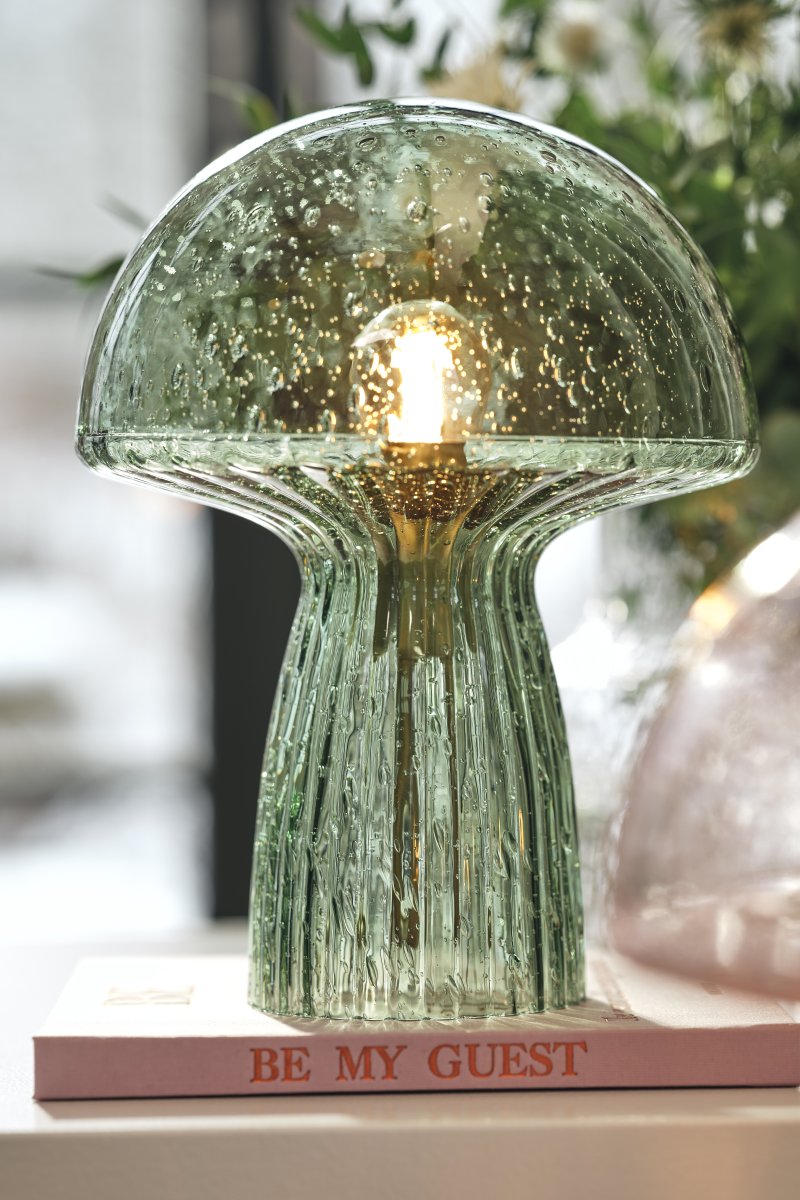 Fungo 30cm Grønn bordlampe Fra Globen Lighting - Hver lampe er munnbl&aring;st og unik, noe som betyr at variasjoner i farge, glasstykkelse og antall bobler forekommer.