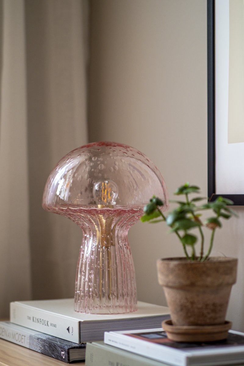 Fungo 30cm Rosa bordlampe Fra Globen Lighting - Hver lampe er munnbl&aring;st og unik, noe som betyr at variasjoner i farge, glasstykkelse og antall bobler forekommer.