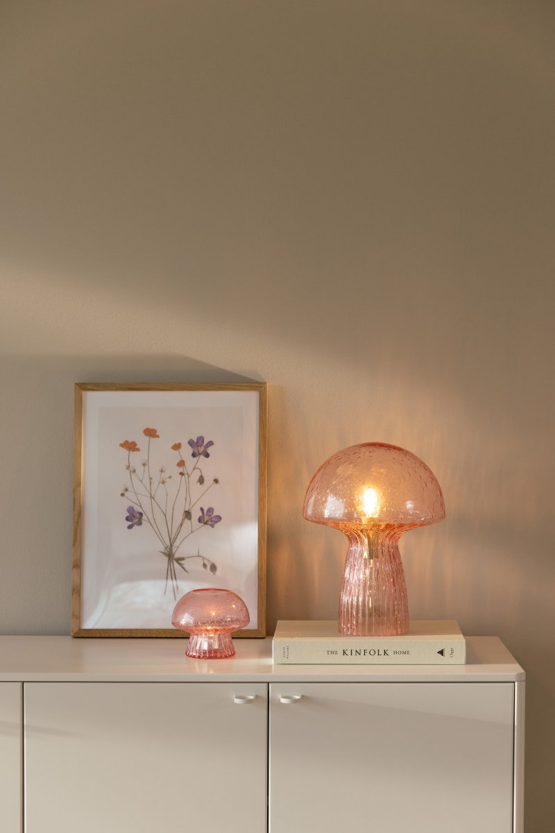 Fungo 30cm Rosa bordlampe Fra Globen Lighting - Hver lampe er munnbl&aring;st og unik, noe som betyr at variasjoner i farge, glasstykkelse og antall bobler forekommer.