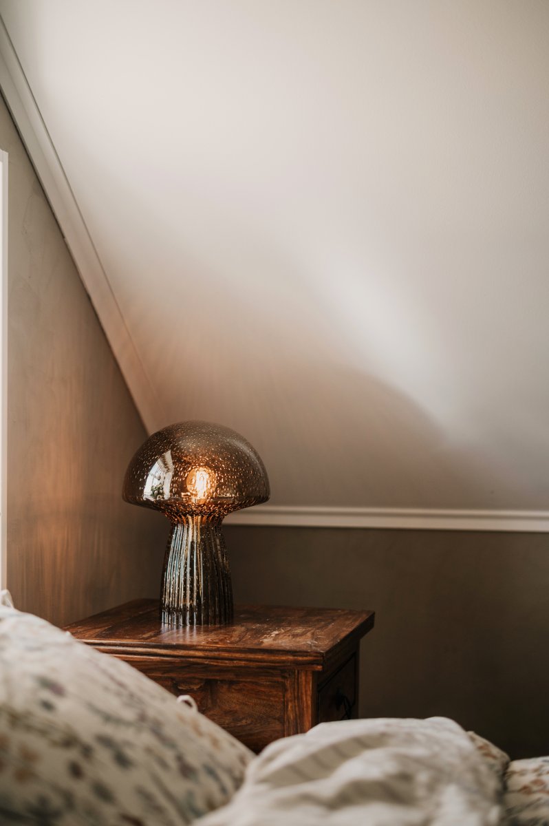 Fungo 30cm Brun bordlampe Fra Globen Lighting - Hver lampe er munnbl&aring;st og unik, noe som betyr at variasjoner i farge, glasstykkelse og antall bobler forekommer.