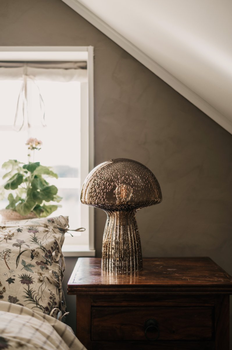 Fungo 30cm Brun bordlampe Fra Globen Lighting - Hver lampe er munnbl&aring;st og unik, noe som betyr at variasjoner i farge, glasstykkelse og antall bobler forekommer.