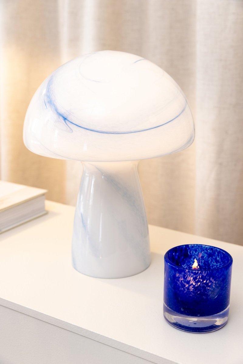 Fungo Swirl 30cm Blå bordlampe Fra Globen Lighting - Hver lampe er munnblåst og unik, noe som betyr at variasjoner i farge, glasstykkelse og mønster forekommer.