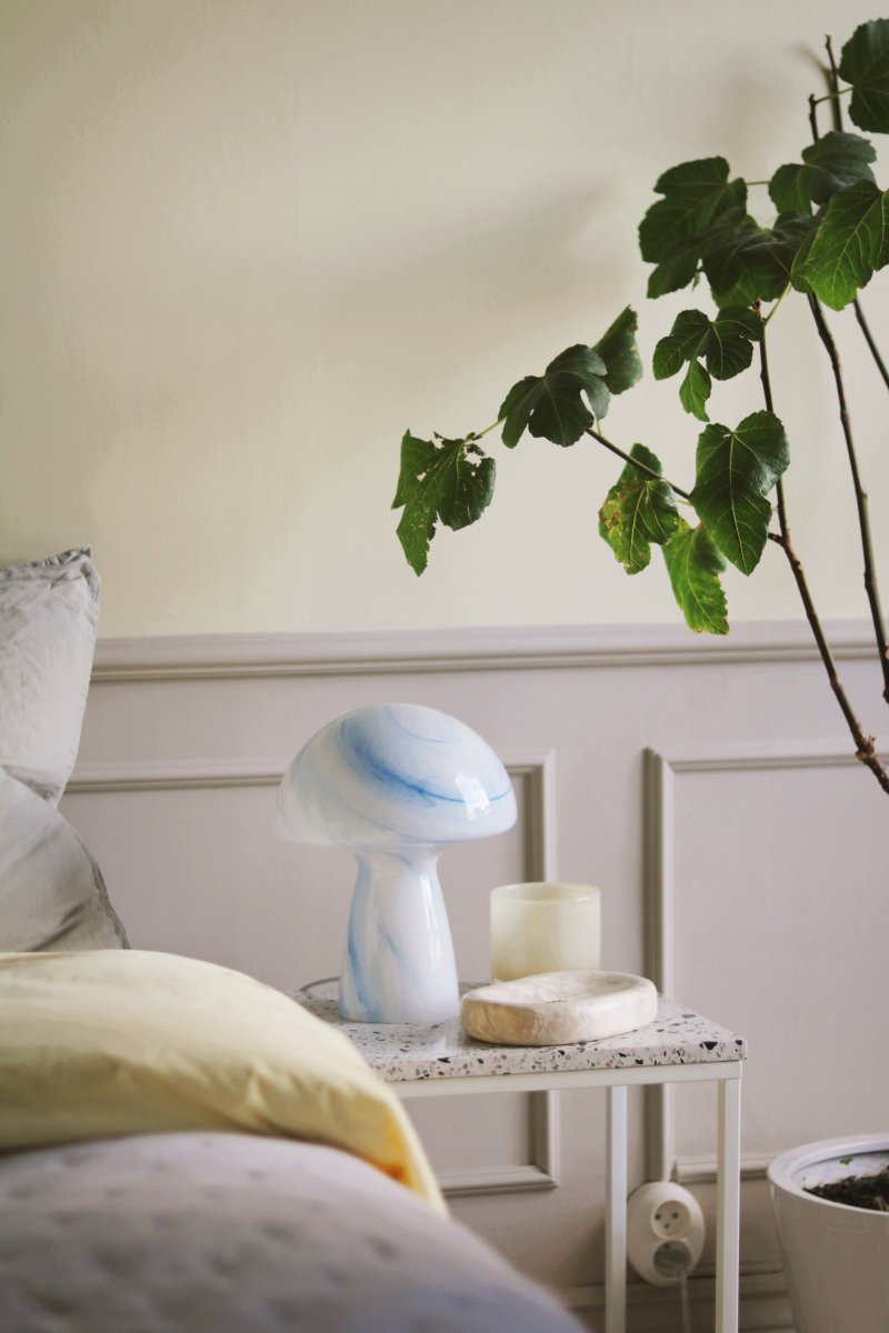 Fungo Swirl 30cm Blå bordlampe Fra Globen Lighting - Hver lampe er munnblåst og unik, noe som betyr at variasjoner i farge, glasstykkelse og mønster forekommer.