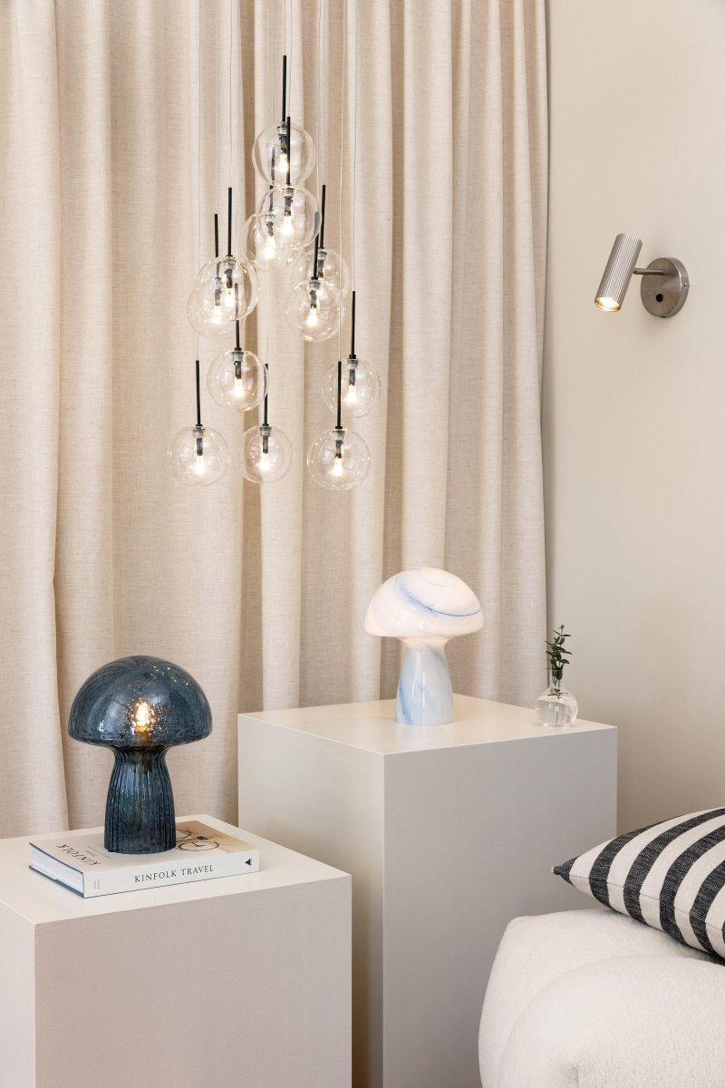 Skyfall Ø30 Gjennomsiktig Taklampe Fra Globen Lighting - Skyfall er en vakker taklampe med tolv ledninger med glasskupler som kan justeres mellom en totalh&oslash;yde p&aring; 33&ndash;213 cm.