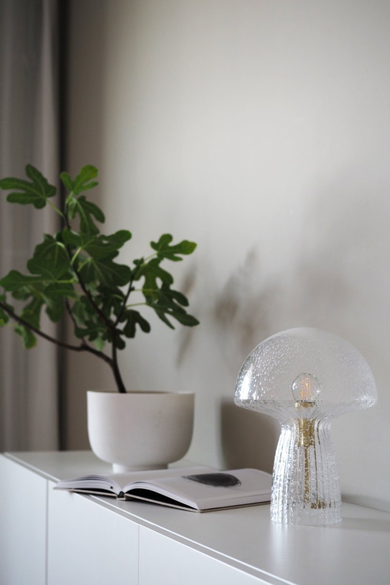 Fungo 30cm Gjennomsiktig bordlampe Fra Globen Lighting - Hver lampe er munnbl&aring;st og unik, noe som betyr at variasjoner i farge, glasstykkelse og antall bobler forekommer.
