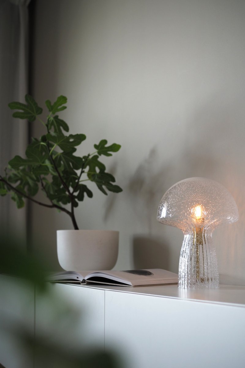 Fungo 30cm Gjennomsiktig bordlampe Fra Globen Lighting - Hver lampe er munnbl&aring;st og unik, noe som betyr at variasjoner i farge, glasstykkelse og antall bobler forekommer.