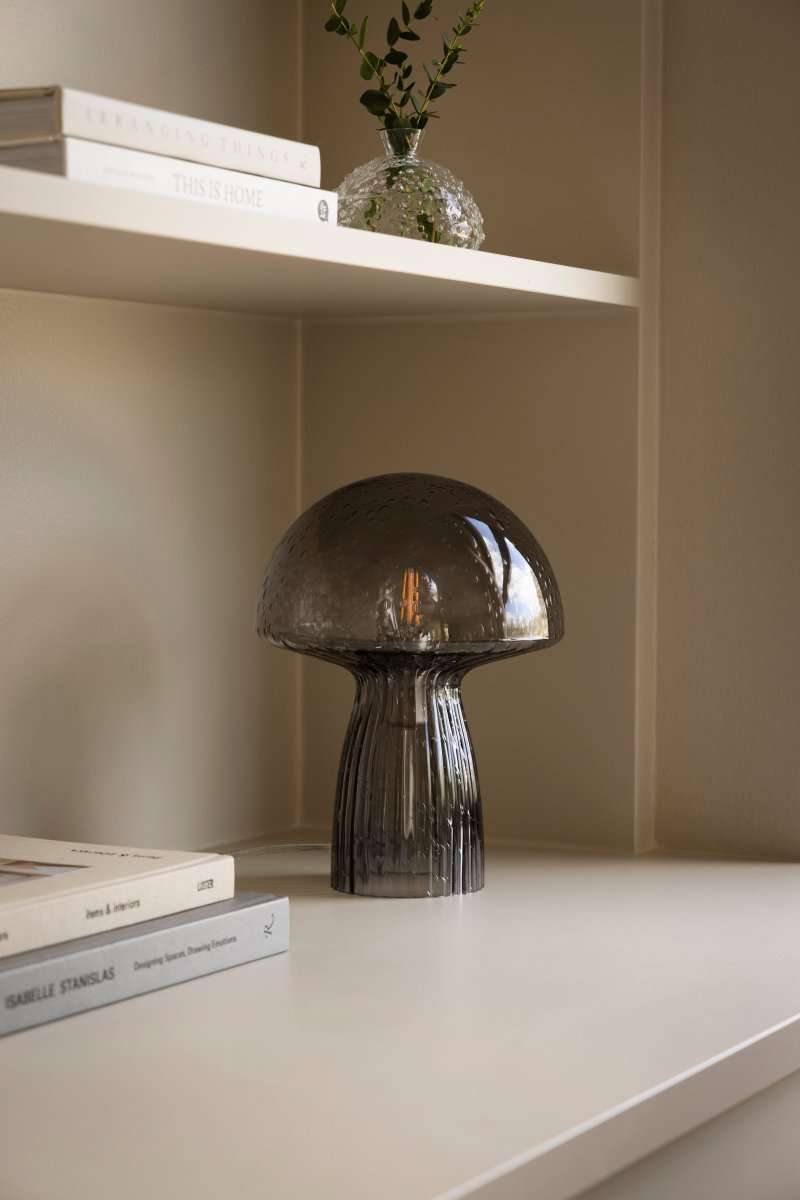 Fungo 30cm Røykfarget bordlampe Fra Globen Lighting - Hver lampe er munnbl&aring;st og unik, noe som betyr at variasjoner i farge, glasstykkelse og antall bobler forekommer.