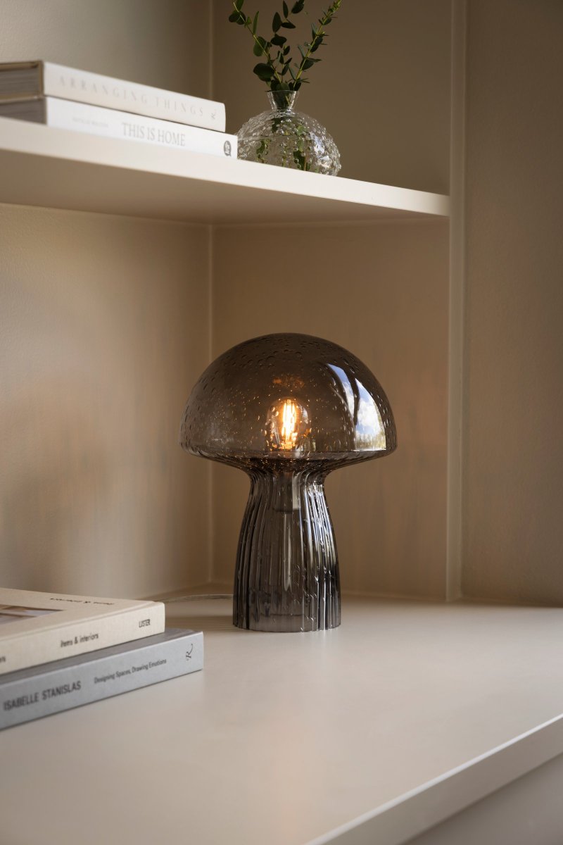 Fungo 30cm Røykfarget bordlampe Fra Globen Lighting - Hver lampe er munnbl&aring;st og unik, noe som betyr at variasjoner i farge, glasstykkelse og antall bobler forekommer.