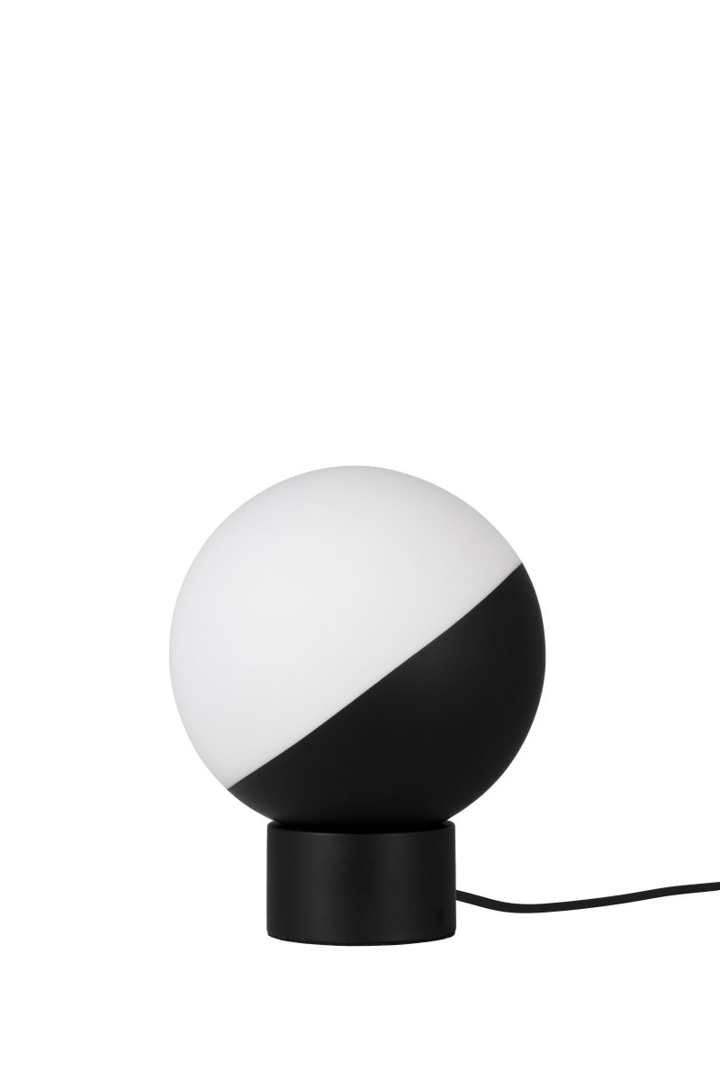Contur 24cm Svart bordlampe Fra Globen Lighting - Lampen er laget av matt hvitt glass, hvorav halvparten er lasert i matt svart, lyset siver fint gjennom det hvite glasset.