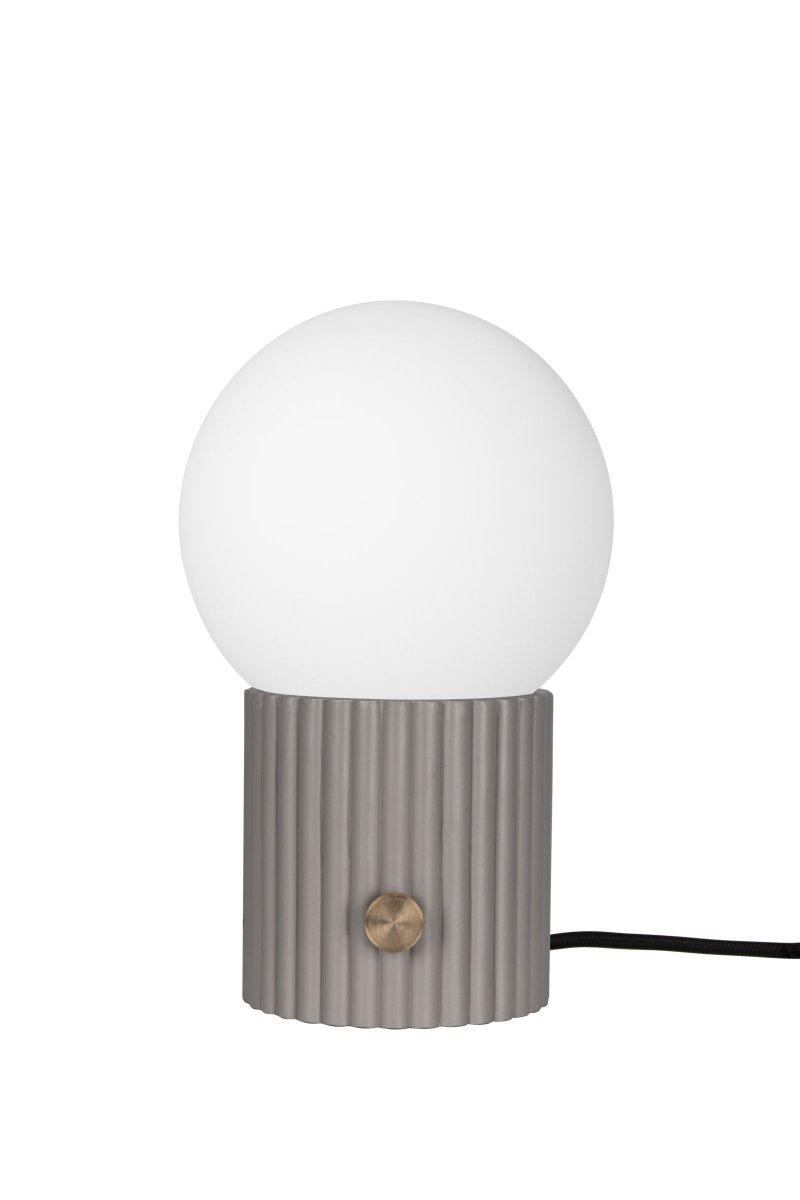 Hubble 32cm Grå bordlampe Fra Globen Lighting - Hubble er laget av lysegr&aring; lakkert polyresin og har en messingfarget dreiebryter og en hvit glasskuppel.