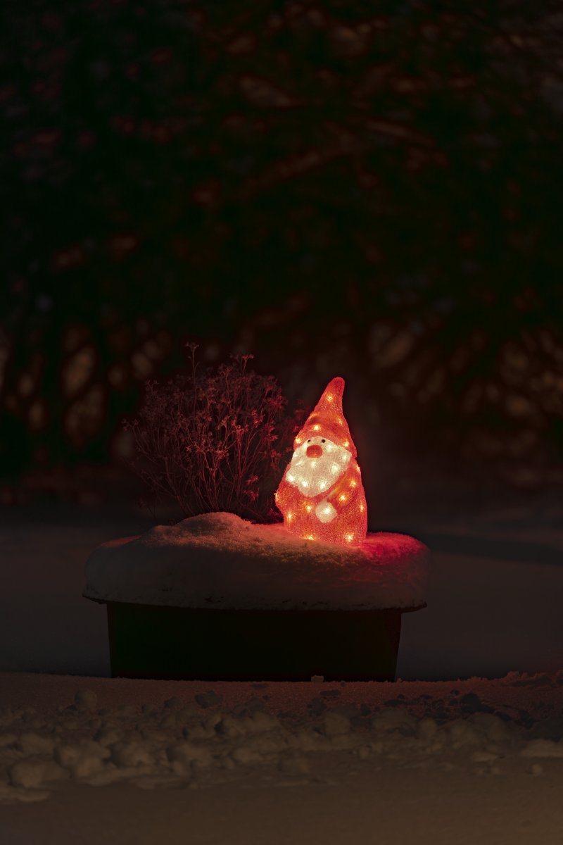 Julenisse akryl RØD Fra Konstsmide - Den er utstyrt med 40 LED-dioder som sprer en vakker varm hvit gl&oslash;d og gir en herlig glitrende effekt i m&oslash;rket.