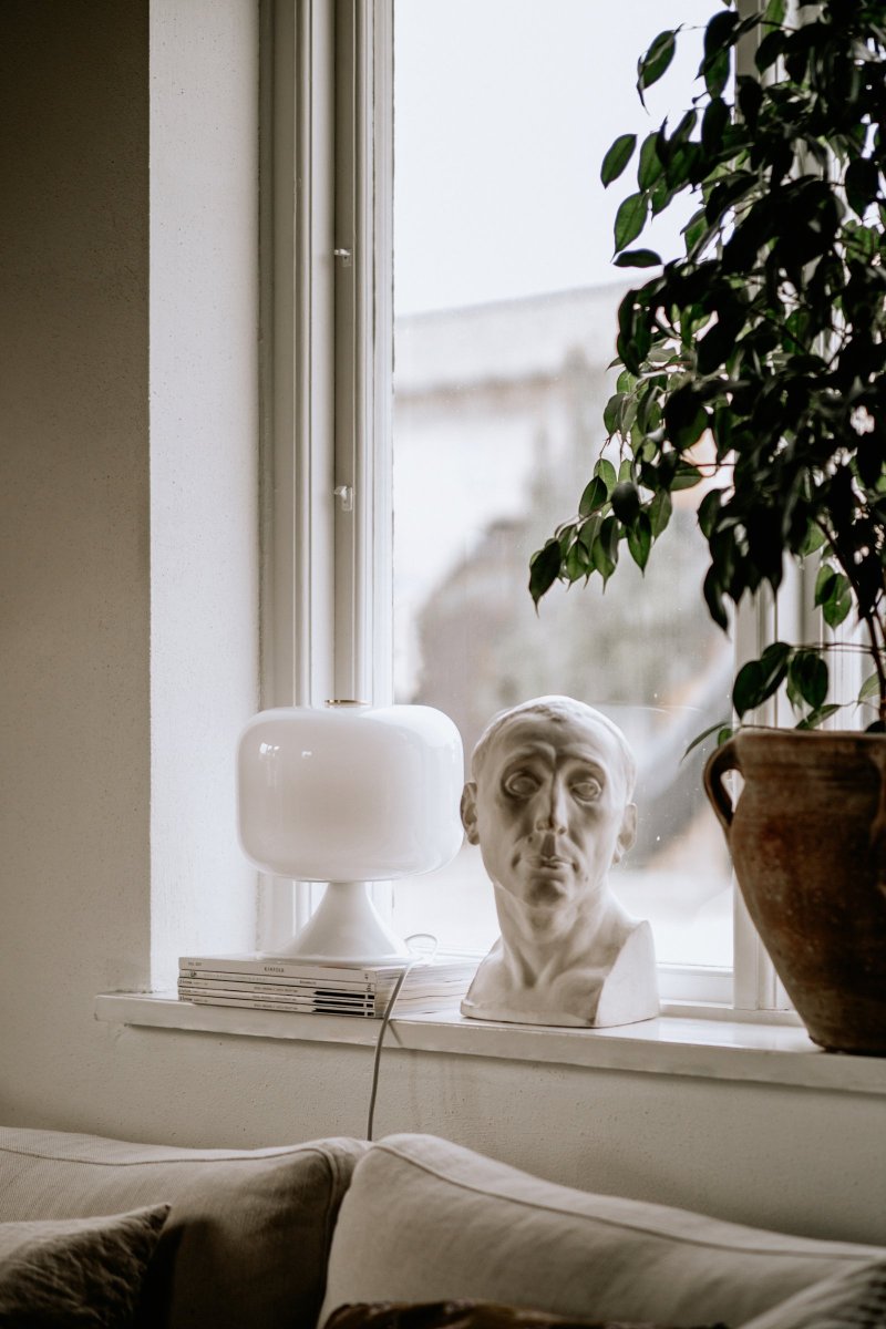 Bullen 25cm Hvit bordlampe Fra Globen Lighting - Lampen sl&aring;s av og p&aring;, og kan dimmes i tre trinn ved hjelp av metallbrettet som sitter p&aring; toppen av skjermen.