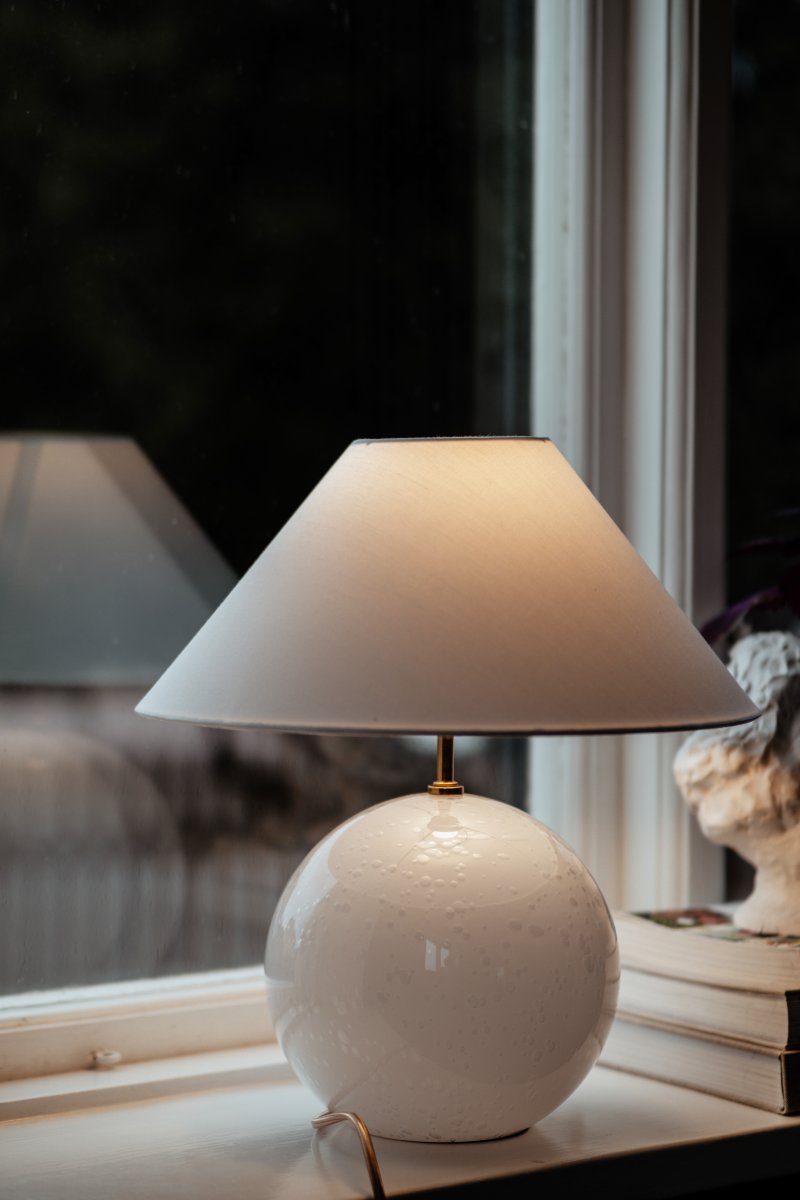Iris 40cm Hvit bordlampe Fra Globen Lighting - V&aelig;r oppmerksom p&aring; at luftboblene i glasset varierer i st&oslash;rrelse og skaper et unikt m&oslash;nster for hver lampe, og det er derfor lampen du mottar kan avvike noe fra bildene.