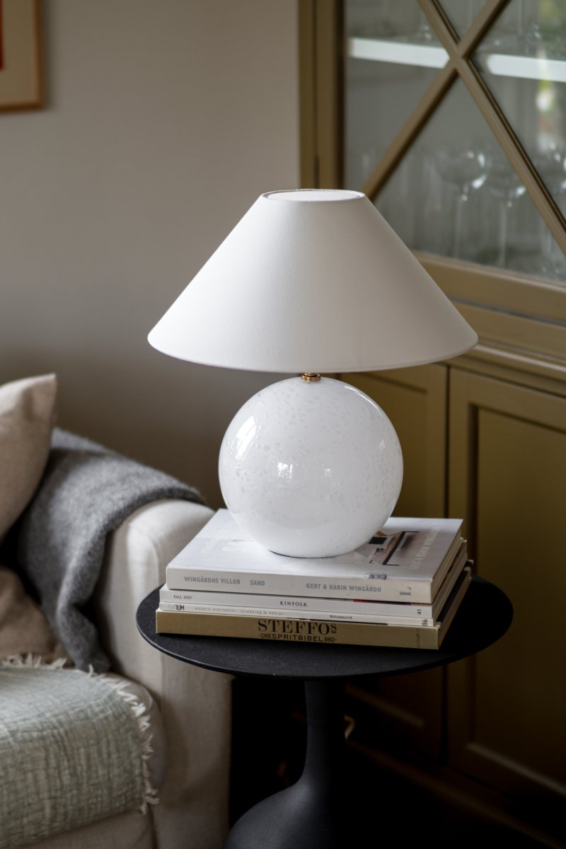 Iris 40cm Hvit bordlampe Fra Globen Lighting - V&aelig;r oppmerksom p&aring; at luftboblene i glasset varierer i st&oslash;rrelse og skaper et unikt m&oslash;nster for hver lampe, og det er derfor lampen du mottar kan avvike noe fra bildene.