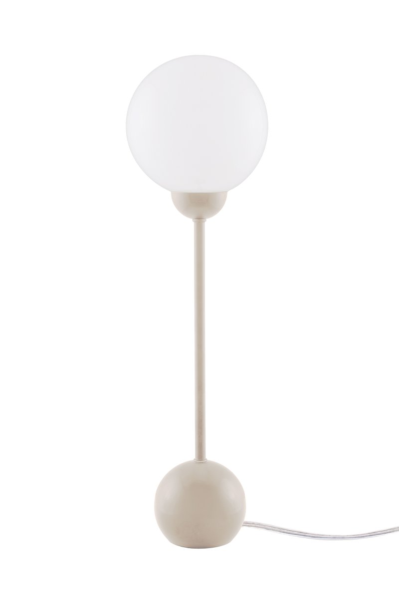 Ripley 52cm Beige bordlampe Fra Globen Lighting - Den slanke formen og de avrundede detaljene gir lampen et moderne og lekent uttrykk, mens glassskjermen sprer et mykt og behagelig lys.