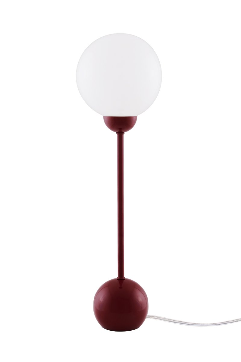 Ripley 52cm Burgunder bordlampe Fra Globen Lighting - Den slanke formen og de avrundede detaljene gir lampen et moderne og lekent uttrykk, mens glassskjermen sprer et mykt og behagelig lys.