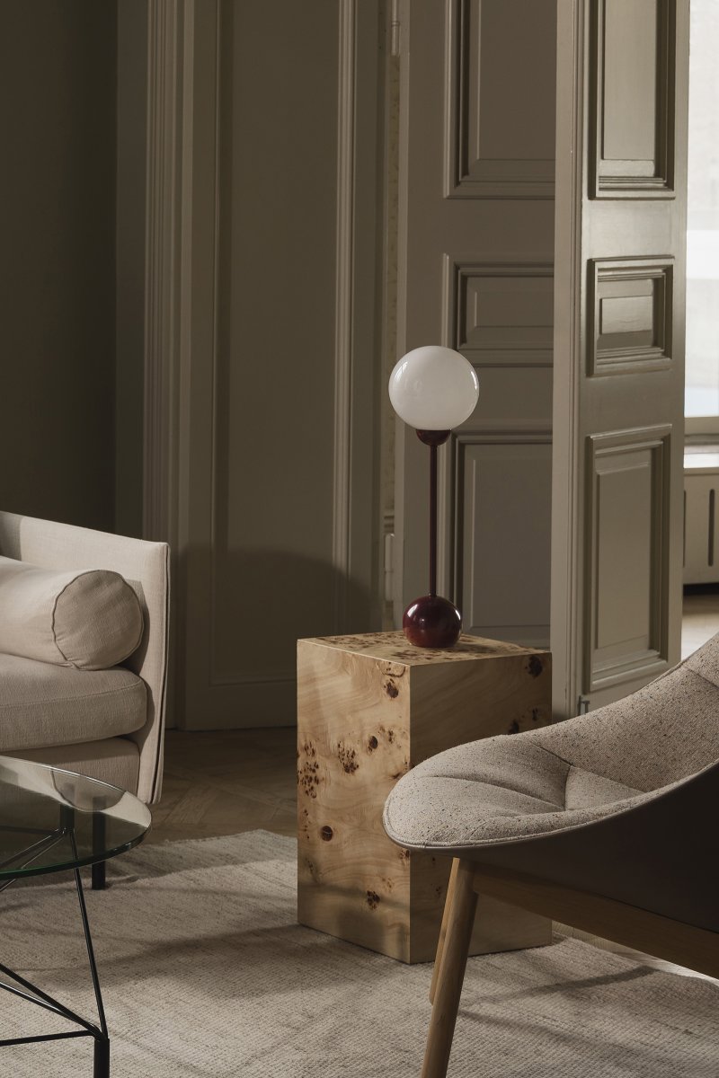 Ripley 52cm Burgunder bordlampe Fra Globen Lighting - Den slanke formen og de avrundede detaljene gir lampen et moderne og lekent uttrykk, mens glassskjermen sprer et mykt og behagelig lys.