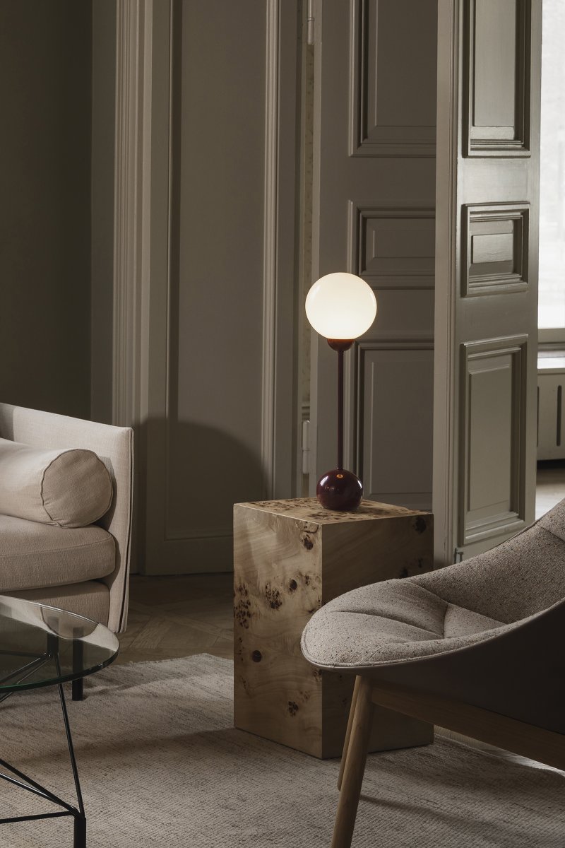 Ripley 52cm Burgunder bordlampe Fra Globen Lighting - Den slanke formen og de avrundede detaljene gir lampen et moderne og lekent uttrykk, mens glassskjermen sprer et mykt og behagelig lys.