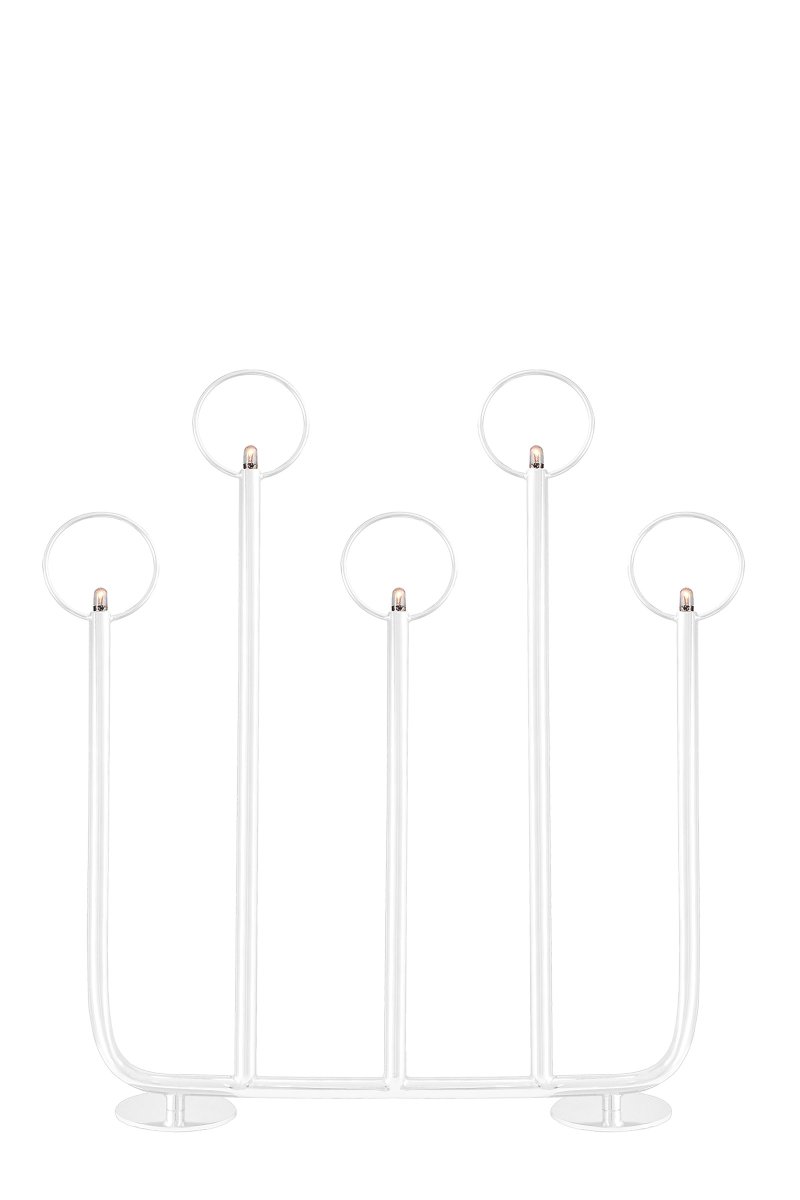 Natale Hvit Fra Globen Lighting - Lampen er laget av hvitt pulverlakkert metall og leveres komplett med lyskilder, en 200 cm lang sort kabel med sort bryter, transformator og støpsel.