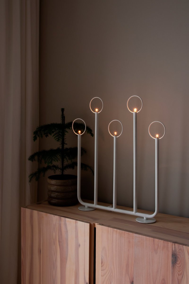 Natale Hvit Fra Globen Lighting - Lampen er laget av hvitt pulverlakkert metall og leveres komplett med lyskilder, en 200 cm lang sort kabel med sort bryter, transformator og støpsel.