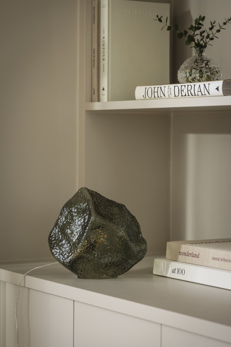 Valerie 22cm Grønn bordlampe Fra Globen Lighting - Valerie, en bordlampe formet som en stein som kombinerer håndverk og design.